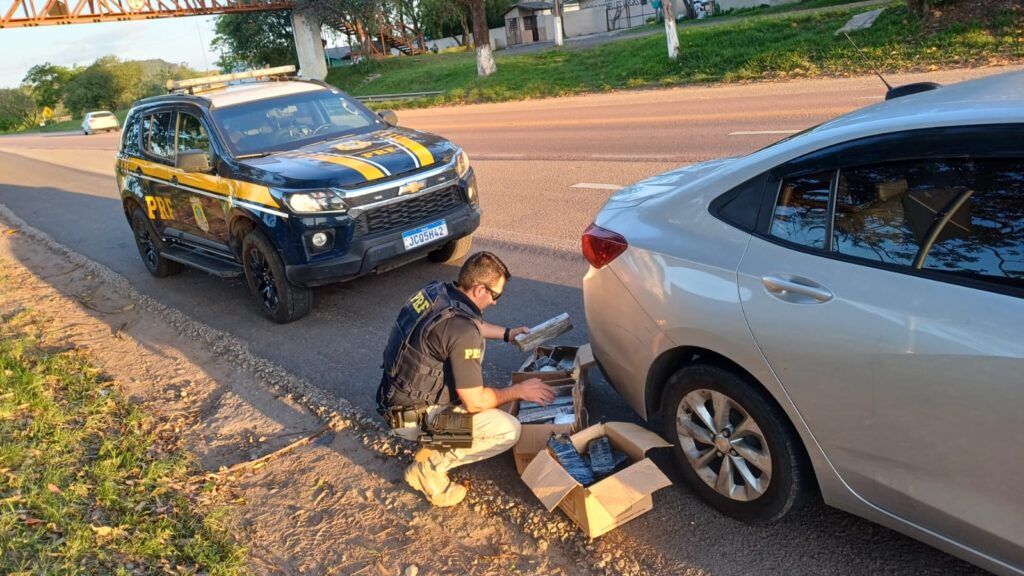 Abordagem da PRF resultou na apreensão de 53 quilos de maconha na BR-290, além da prisão de suspeito / Foto e vídeo: PRF/Divulgação