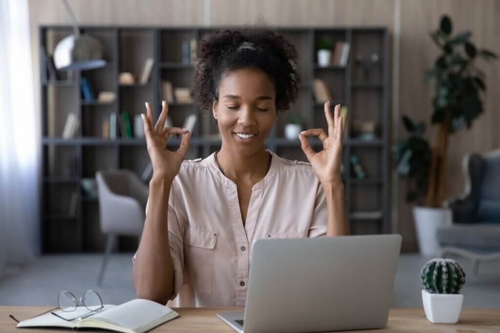 Mulher em um escritório meditando