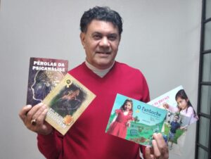 Escritor cachoeirense lança 5 livros em sessão de autógrafos