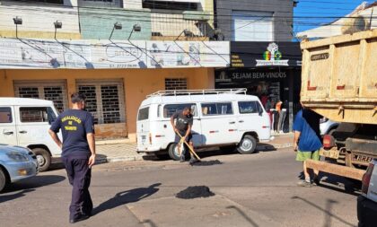 Prefeitura trabalha no feriado para tapar buracos das ruas