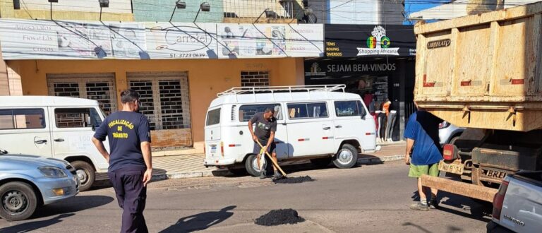 Prefeitura trabalha no feriado para tapar buracos das ruas