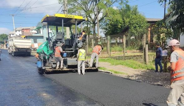 Asfaltamento da Rua Conde de Porto Alegre, em Cachoeira do Sul chega à camada final nesta terça-feira / Fotos: PMCS/Divulgação