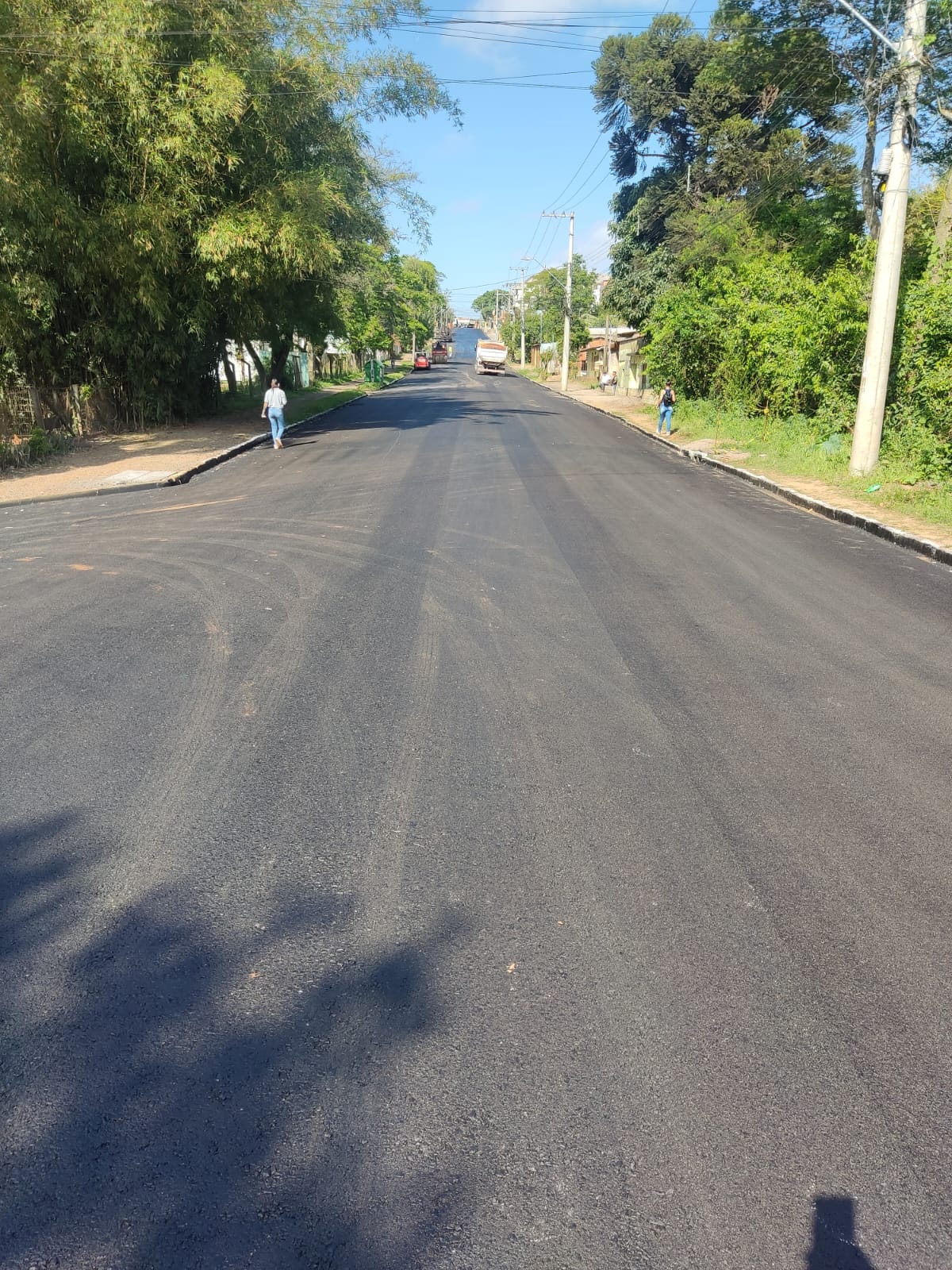 Rua Conde de Porto Alegre recebe camada final de asfalto