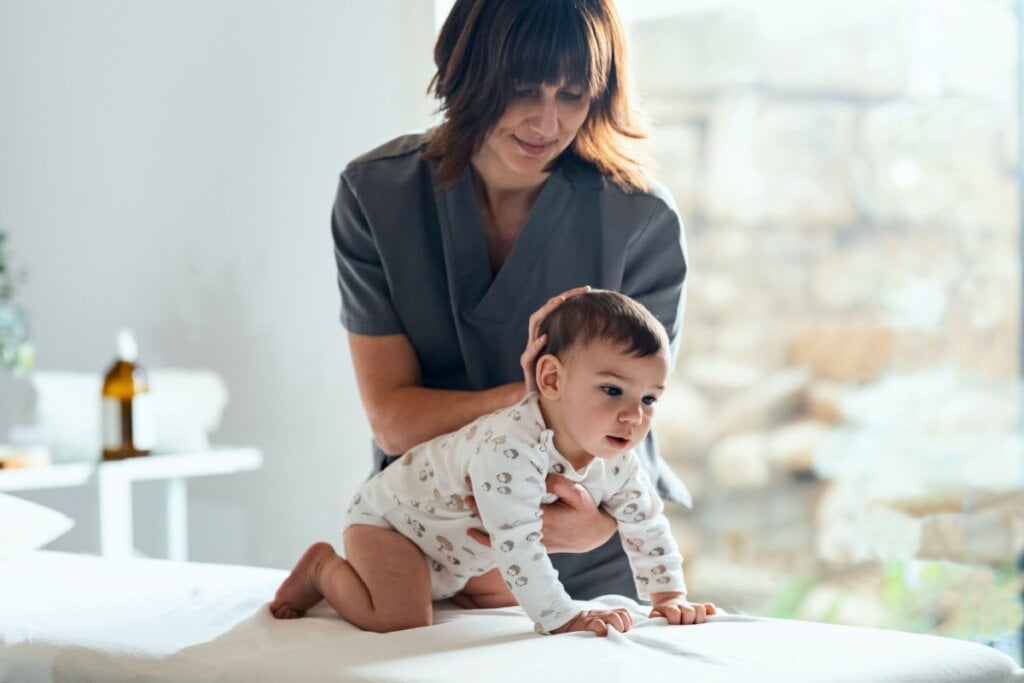 Bebe fazendo fisioterapia