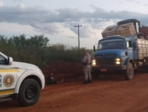 Brigada recupera caminhão furtado com trator no interior de Cachoeira