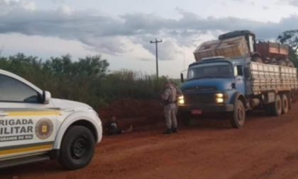 Brigada recupera caminhão furtado com trator no interior de Cachoeira