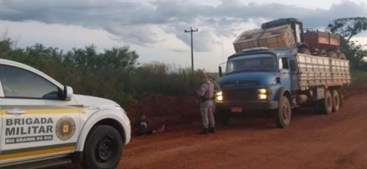 Brigada recupera caminhão furtado com trator no interior de Cachoeira