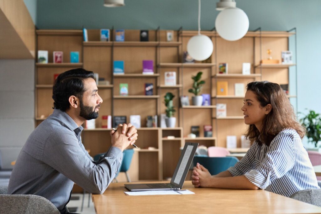 Mulher em entrevista de emprego