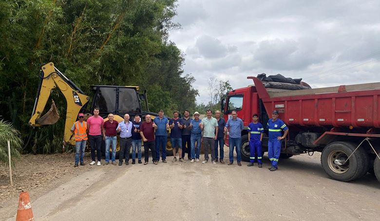 ERS-410: maquinário que será empregado na conclusão da pavimentação começa a se instalar na estrada que liga Candelária a Cachoeira do Sul / Foto: Matheus Haetinger/Prefeitura de Candelária