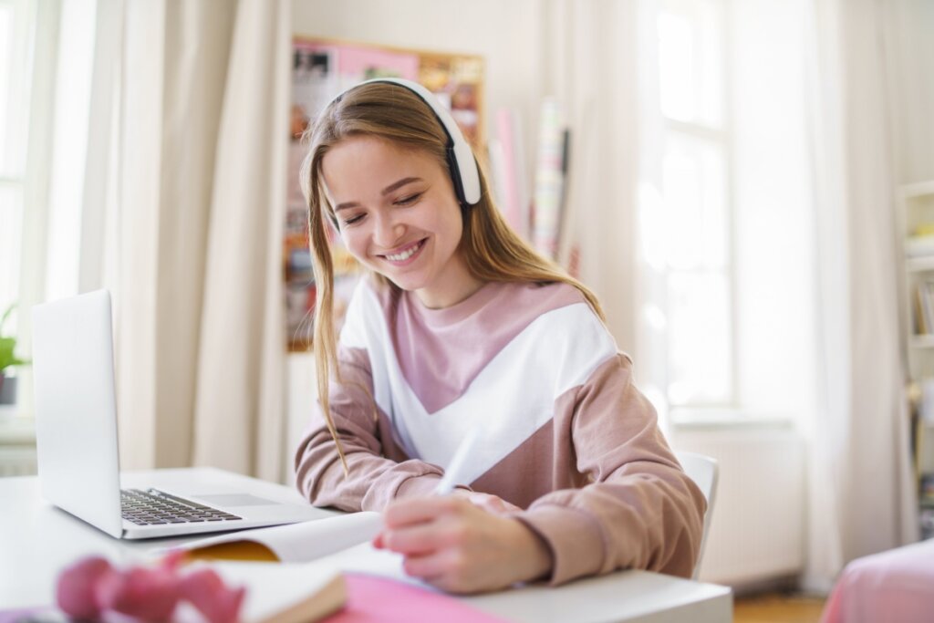 Jovem estudando ouvindo música