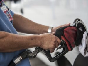 Abastecer o carro: gasolina comum, aditivada, premium, Podium ou etanol? Descubra a melhor opção