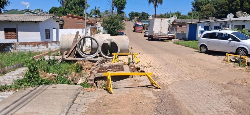 Enorme cratera avança no Bairro Frota, o que preocupa as famílias, que pedem uma solução com urgência para a conclusão da obra / Foto: Cacau Moraes.