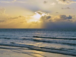 Conheça os pontos turísticos e as praias de Salinópolis