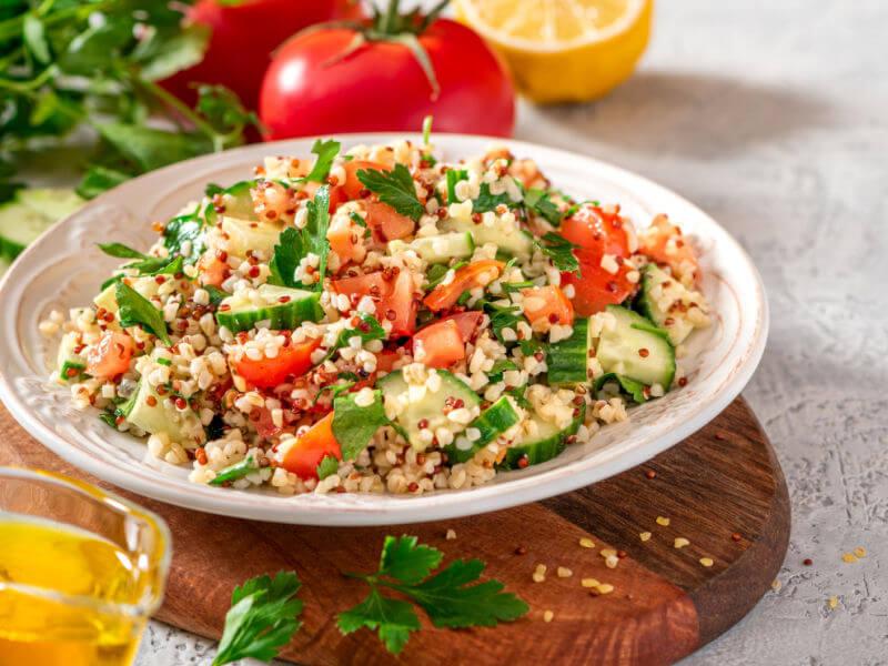 Prato branco com quinoa, tomate, pepino e coentro