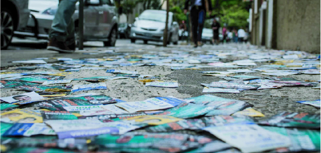 Derramamento de santinhos é infração sujeita a penalidades que podem chegar inclusive aos próprios candidatos / Foto: Divulgação