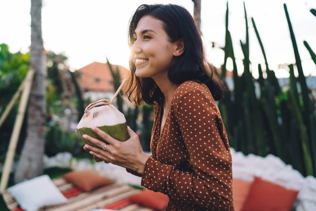 Mulher tomando água de coco