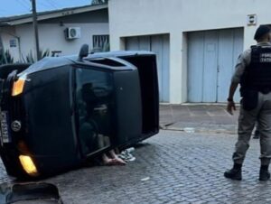 Picape capota após colisão no Centro