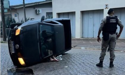 Picape capota após colisão no Centro