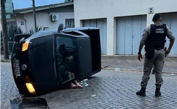 Picape Saveiro virou após bater em veículo estacionado. Condutora é suspeita de embriaguez / Foto: Divulgação