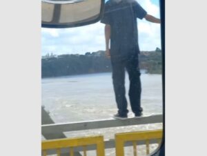 Homem pula da Ponte do Fandango e é resgatado no Rio Jacuí