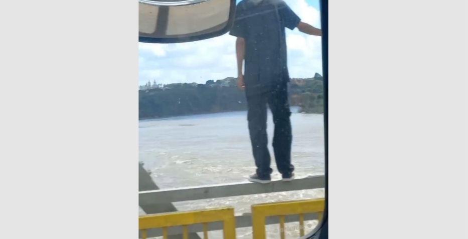 Pouco antes de se jogar nas águas do Rio Jacuí, homem foi flagrado em cima da guarda metálica da Ponte do Fandango / Foto: Divulgação