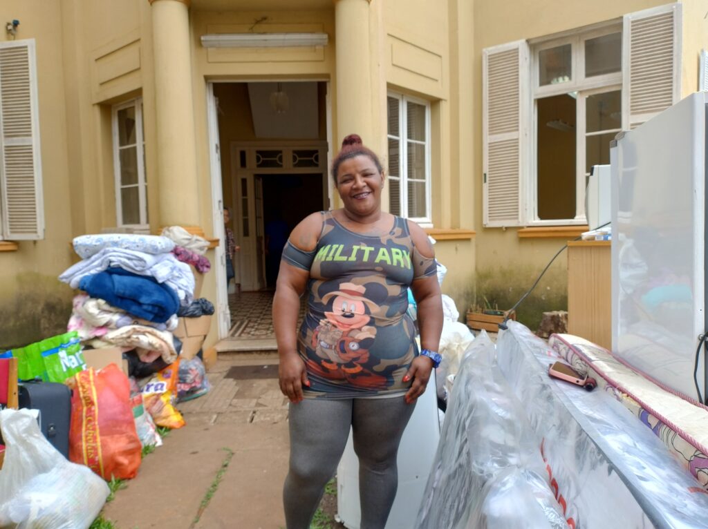 Desabrigada há 192 dias pela enchente de maio junto com os filhos de 13 e 15 anos, dona-de-casa Simone Henrique finalmente tem acesso ao Aluguel Social e consegue sair do abrigo junto à Igreja Santo Antônio para um espaço próprio, graças ao Aguel Social / Fotos: Patrícia Miranda/Prefeitura Municipal