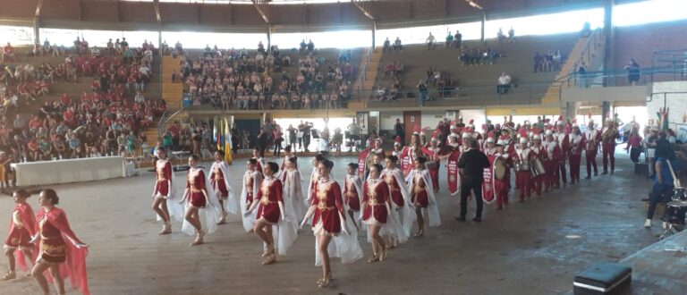 Show de coreografia e ritmo no Festival Estadual de Bandas