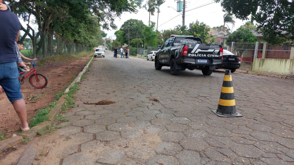 Homem foi executado com pelo menos um tiro na garagem de casa, na Rua Coronel João Leitão / Foto: Milos Silveira