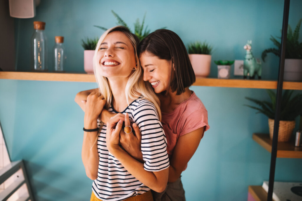 Duas mulheres abraçadas e sorrindo