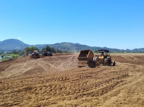 Produtores de arroz da região recebem combustível para recuperar lavouras