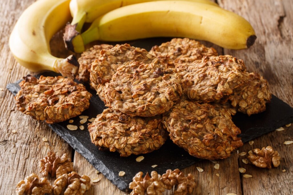 Biscoito de aveia com banana ao lado de bananas 