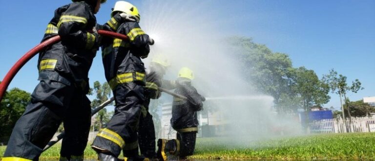 Corpo de Bombeiros oferece curso de brigada de incêndio às escolas municipais