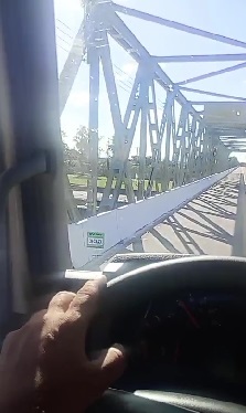 Caminhoneiro gravou vídeo chegando na Ponte do Fandango e avistando o fiscal / Crédito: OC/Reprodução