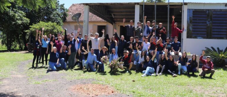 Dia de Campo sobre Floricultura mobiliza alunos em Novo Cabrais