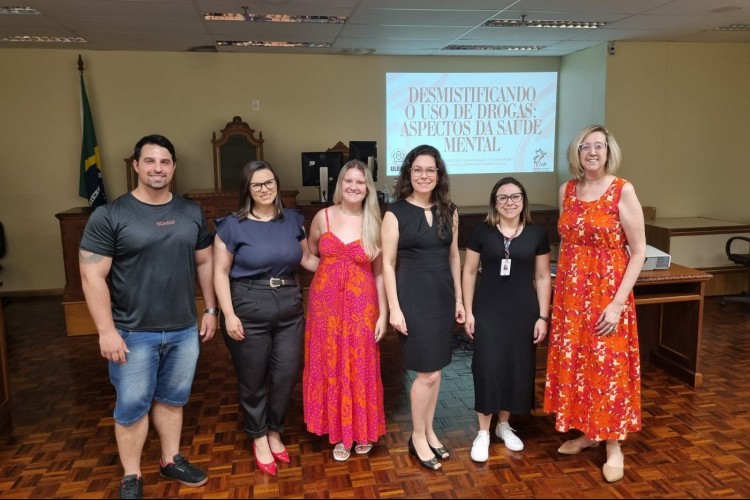 Acadêmicos com a Juíza Rosuíta Maahs durante palestra do projeto / Crédito: Divulgação Ulbra Cachoeira