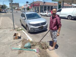 Morador inicia limpeza voluntária na Av. Brasil na busca por mobilizar a comunidade