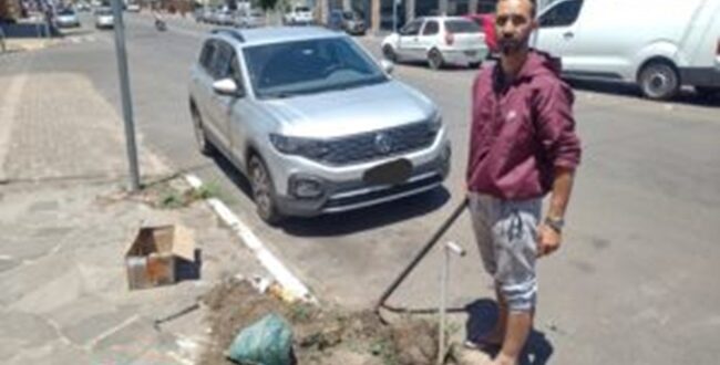 Morador inicia limpeza voluntária na Av. Brasil na busca por mobilizar a comunidade