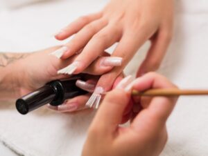 8 cuidados importantes com o alongamento das unhas