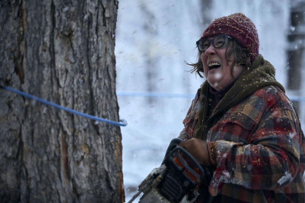 Cena da série Melou, com Margo Martindale interpretando Ruth Landry em um momento de trabalho em meio à neve