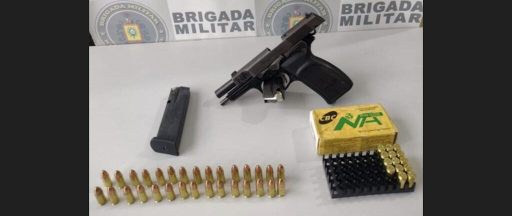 Pistola e munições foram apreendidas pelas autoridades policiais / Foto: Brigada Militar/Divulgação