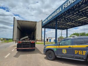 PRF encontra 200 quilos de cocaína dentro de geladeira em um caminhão na BR-290