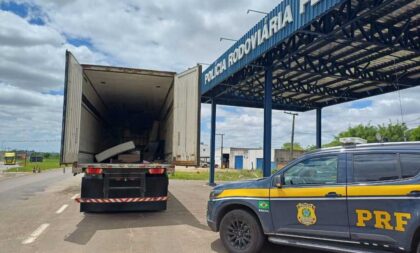 PRF encontra 200 quilos de cocaína dentro de geladeira em um caminhão na BR-290