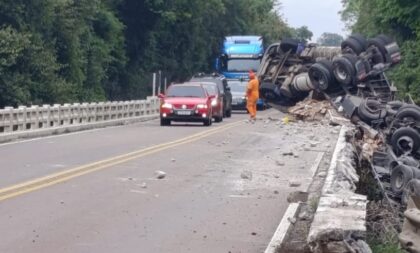 Caminhão tomba na BR-290 na região do Irapuá