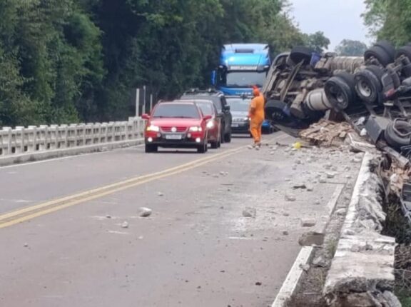 Caminhão tomba na BR-290 na região do Irapuá