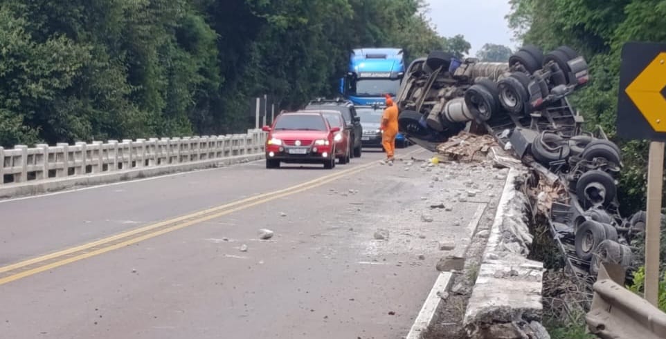 Trânsito ficou bloqueado em uma pista. Crédito: Divulgação.