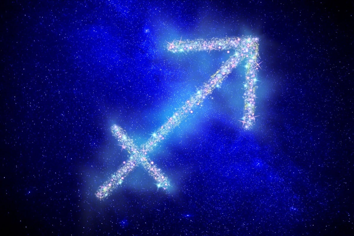 Símbolo do signo de sagitário em estrelas brilhantes com um fundo azul escuro