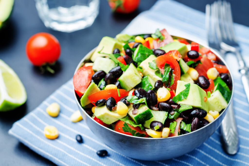 Salada de feijão preto em recipiente metálico