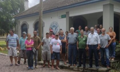 Agricultores familiares recebem sementes de milho do Sindicato Rural