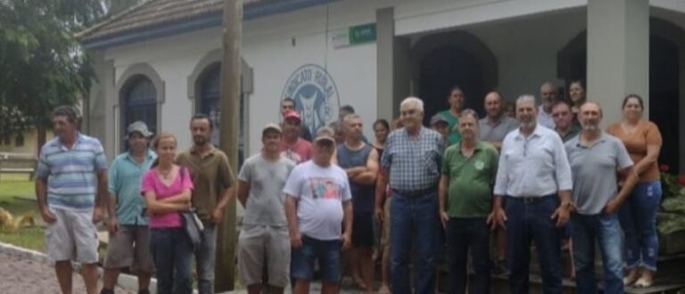 Agricultores familiares recebem sementes de milho do Sindicato Rural