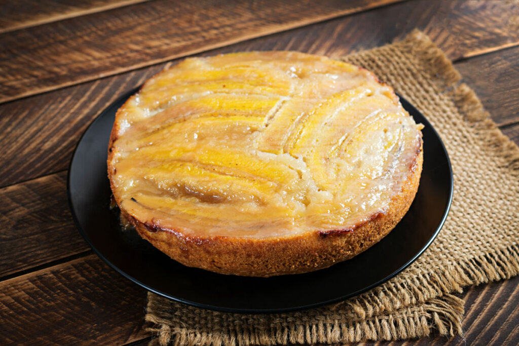 Torta de banana em cima de prato preto